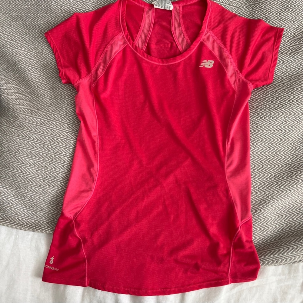 NEW BALANCE WOMENS PINK LIGHTWEIGHT ACTIVEWEAR RUNNING SHIRT TOP SZ XS
